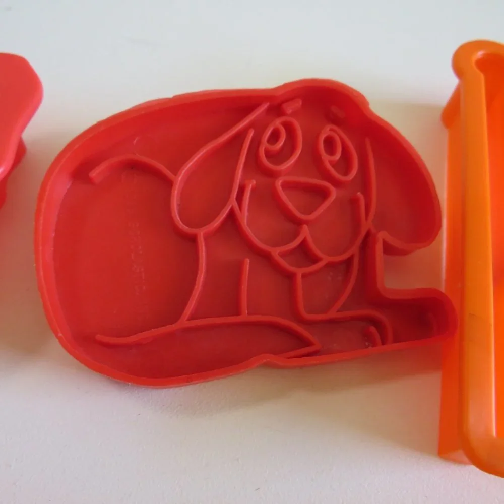 SEASONAL ITEMS COOKIE CUTTERS with CLIFFORD 1988 scholastic
